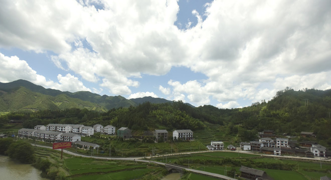 青山下的民居村落