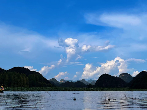 远山湖泊