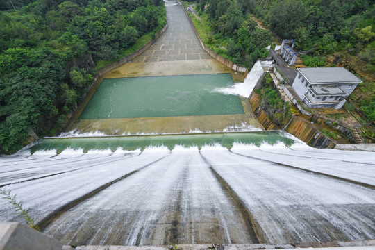 仁河水库溢洪现壮美水瀑