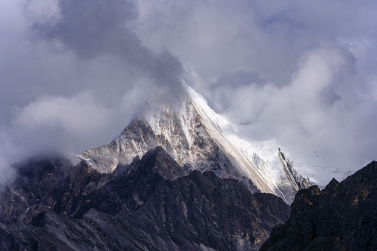 甘孜稻城亚丁夏诺多吉雪山