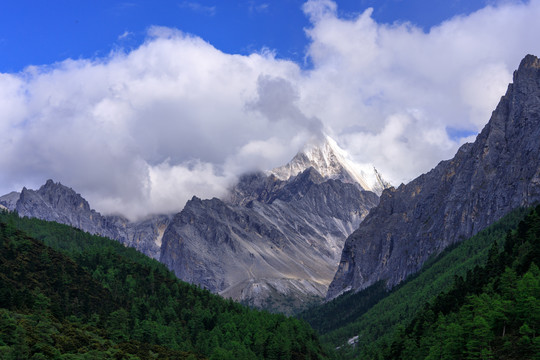 甘孜稻城亚丁夏诺多吉雪山