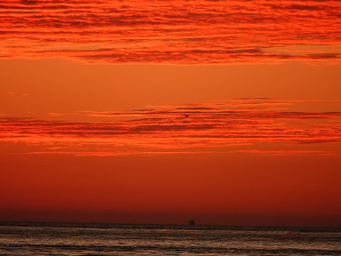 彩霞漫天夕阳大海