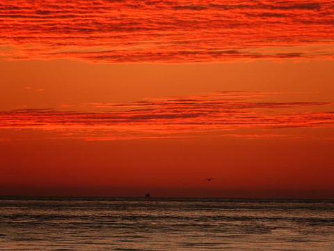 彩霞漫天夕阳大海