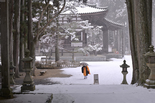 雪中寺庙僧人