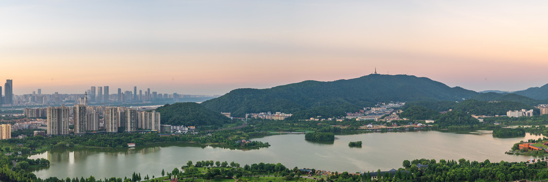 城市山水日出