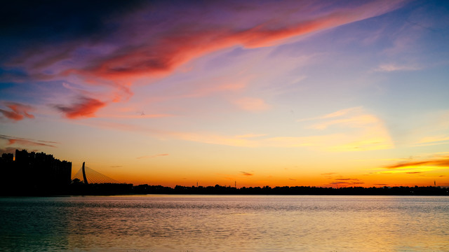 夕阳下的湖水