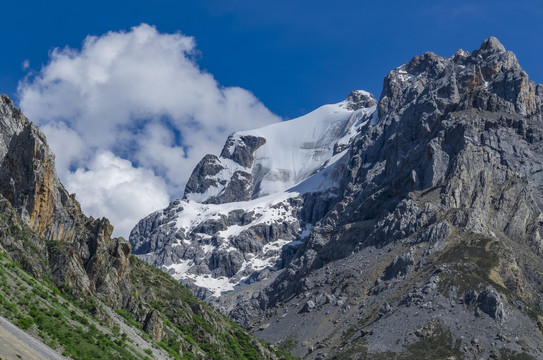 蓝天白云雪山峭壁