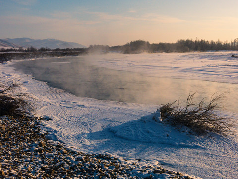 冬季河流冰雪日出