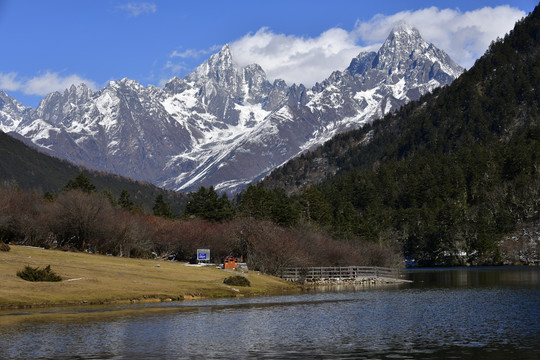 雪山湖泊