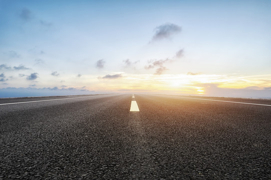 高速公路天际线和天空云彩