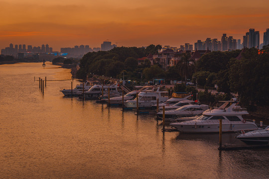 南浦桥夕阳下的游艇