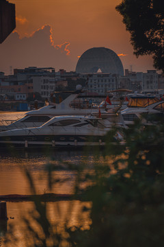 南浦桥夕阳下的游艇