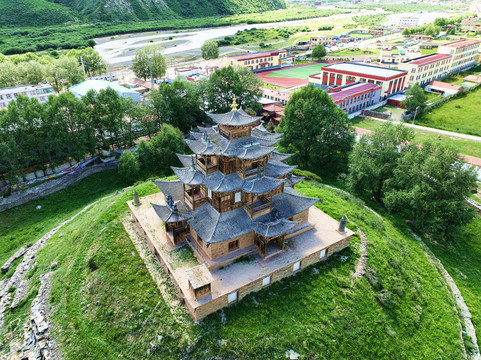 航拍青海班玛白扎寺古塔