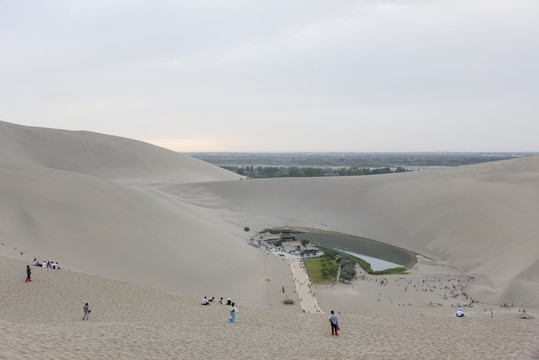 甘肃鸣沙山月牙泉风光