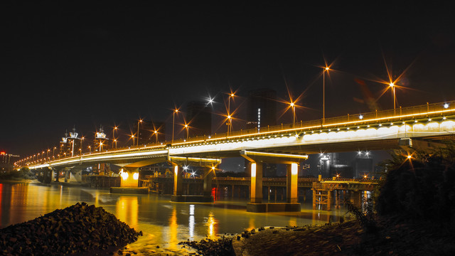 黑金色调的都市夜景