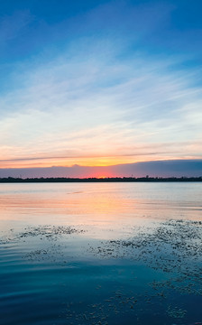 夕阳下的天空和湖面