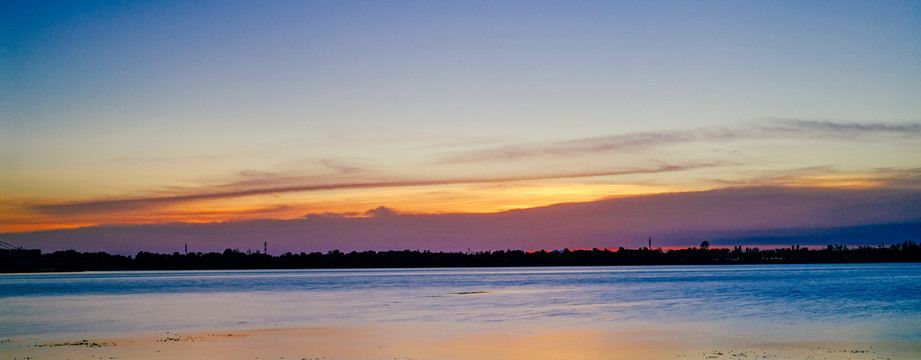 夕阳湖面全景图