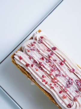 玫瑰覆盆子拿破仑甜品蛋糕