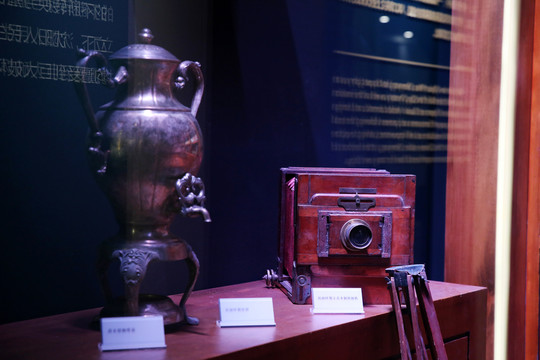 民国时期立式木制照相机