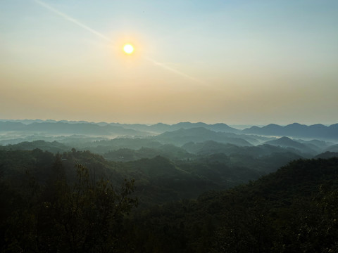 晨雾中的群山