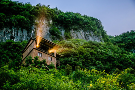 重庆武隆悬崖下的小屋