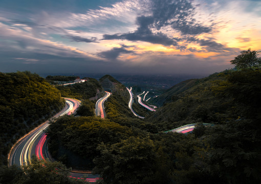 灿烂夕阳下的骊山环山路