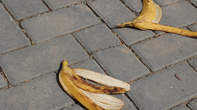 扔在地上的香蕉皮