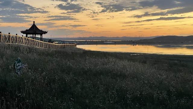 蜿蜒河流