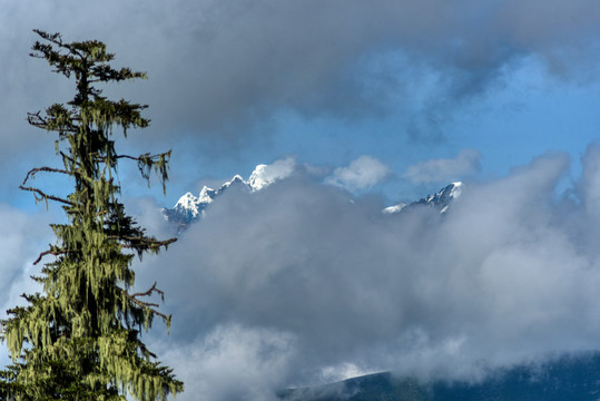 在红拉山上看嘎托雪山