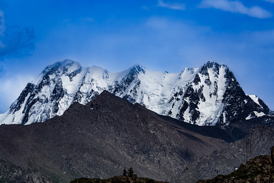 夏日里的博格达峰雪山