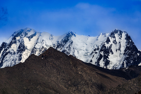 夏日里的博格达峰雪山