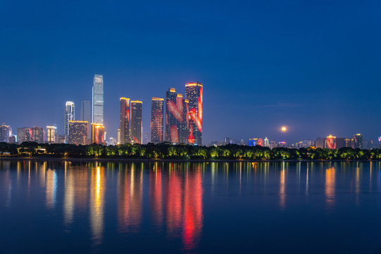 湖南长沙湘江高楼夜景月升