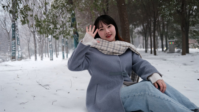 雪地里的女孩