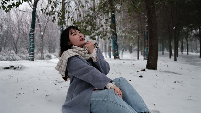 雪地里的女人