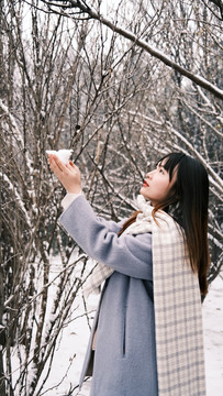 大雪和女子