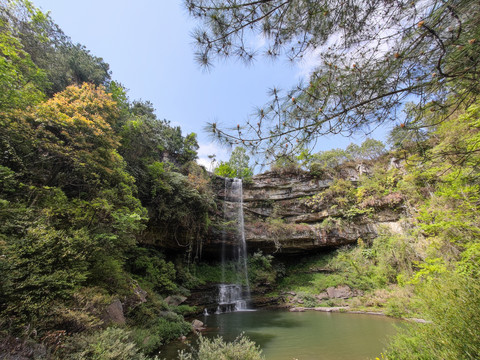 贵阳高坡苗寨摆弓岩瀑布