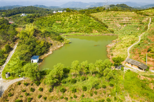 山涧堰塘