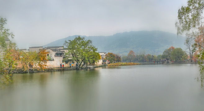 宏村秋雨全景图