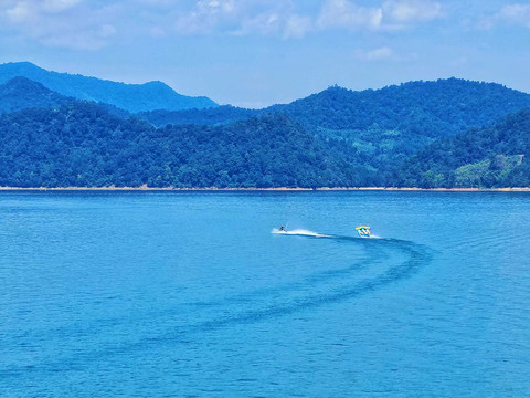 平静湖面中的一道波