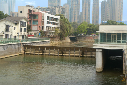 成都府河猛追湾水闸闸坝