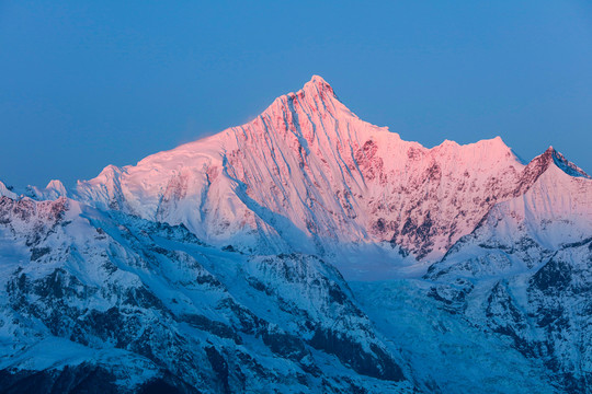 梅里雪山卡瓦博格日照金山