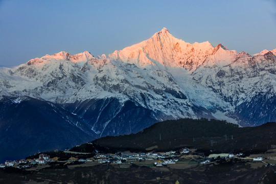 梅里雪山卡瓦博格日照金山