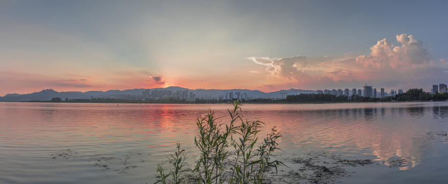 云南昆明滇池湖畔城市景观