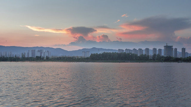 云南昆明滇池湖畔城市景观