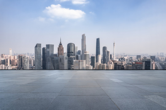 城市广场和广州现代建筑群背景