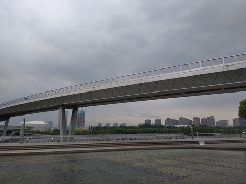 乌云下的城市步行桥