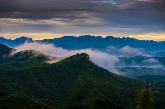 山峦丘壑晨雾朝霞