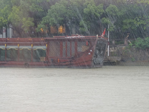 雨天杭州运河风光