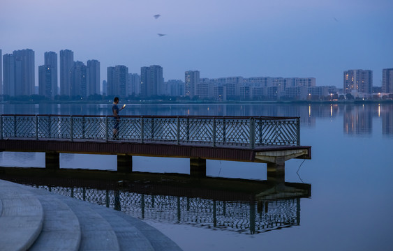 清晨尹山湖