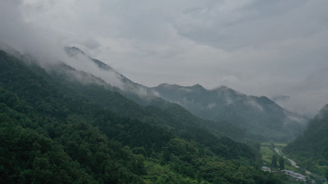 航拍秦岭山脉自然风光